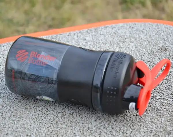 Шейкер спортивный (бутылка) BlenderBottle SportMixer Flip 20oz/590ml Black/Red купить недорого в Украине, фото 8