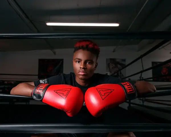 Боксерские перчатки TITLE Boxing Vegan Gloves Red/Black 16 oz (капа в комплекте) купить недорого в Украине, фото 6