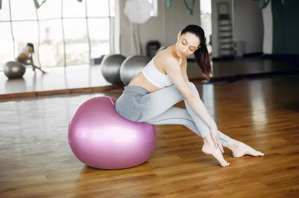 М'яч для фітнесу (фітбол) PowerPlay 4001 Ø65 cm Gymball Ліловий + помпа купити недорого в Україні, фото 7