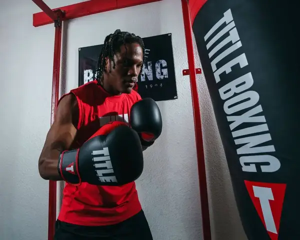 Боксерские перчатки TITLE Boxing Dynamic Strike Black/Red 16 oz (бинты 4м. в комплекте) купить недорого в Украине, фото 10