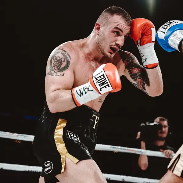 Боксерские перчатки Leone GN047 SHOCK Red 12 унций (бинты 4 м. в комплекте) купить недорого в Украине, фото 9