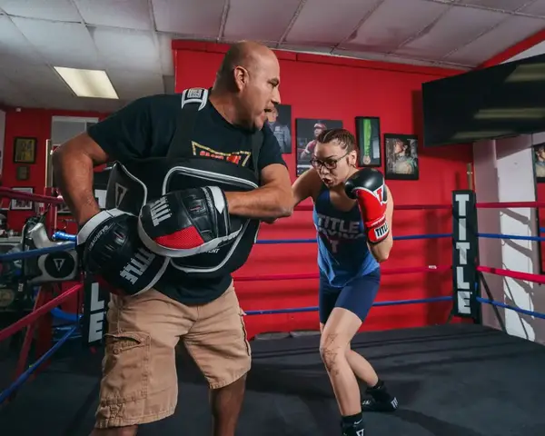 Лапи боксерські TITLE Boxing Aerovent Excel Incredi-Mitts 2.0 Black/Red/White купити недорого в Україні, фото 4