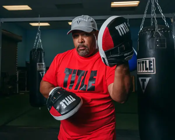 Лапи боксерські TITLE Boxing Aerovent Excel Incredi-Mitts 2.0 Black/Red/White купити недорого в Україні, фото 5