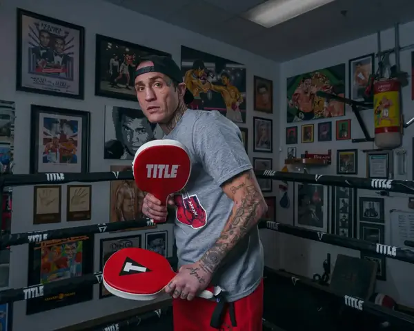 Боксерські ракетки TITLE Boxing Punch Training Paddles Red купити недорого в Україні, фото 5