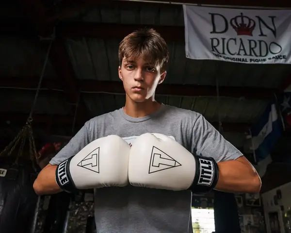 Боксерські рукавиці TITLE Boxing Vegan Gloves White/Black 14 oz (капа в комплекті) купити недорого в Україні, фото 8