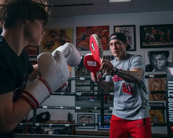 Боксерські ракетки TITLE Boxing Punch Training Paddles Red купити недорого в Україні, фото 7