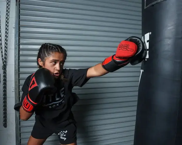 Боксерские перчатки TITLE Boxing All Heart Bag Gloves 2.0 Black/Red 12 oz (бинты 4м. в комплекте) купить недорого в Украине, фото 9