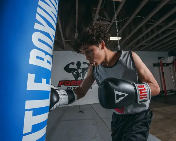 Боксерские перчатки TITLE Classic Pro Style 3.0 Black/White 14 oz (капа в комплекте) купить недорого в Украине, фото 6