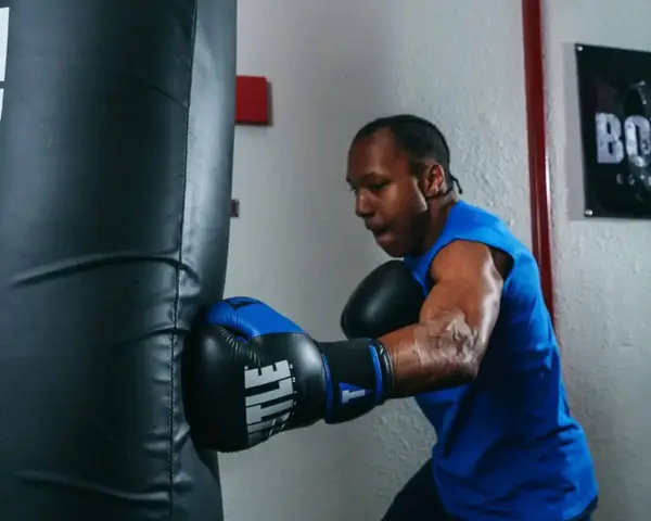 Боксерські рукавиці TITLE Boxing Dynamic Strike Black/Blue 12 oz (бинти 4м. у комплекті) купити недорого в Україні, фото 7