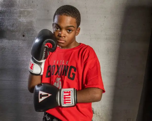 Боксерские перчатки TITLE Classic Leather 2.0 Black/White/Red M 12 oz (бинты 4м. в комплекте) купить недорого в Украине, фото 7