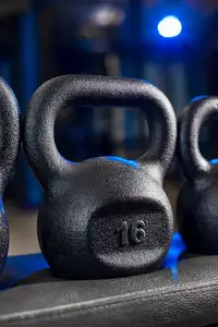 Спортивная чугунная гиря RN-SPORT на 16 кг, черная купить