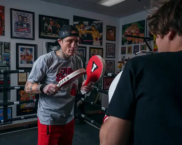 Боксерські ракетки TITLE Boxing Punch Training Paddles Red купити недорого в Україні, фото 6