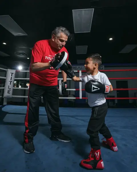 Боксерские перчатки TITLE Classic Black Max Black 12 oz (бинты 4м. в комплекте) купить недорого в Украине, фото 6