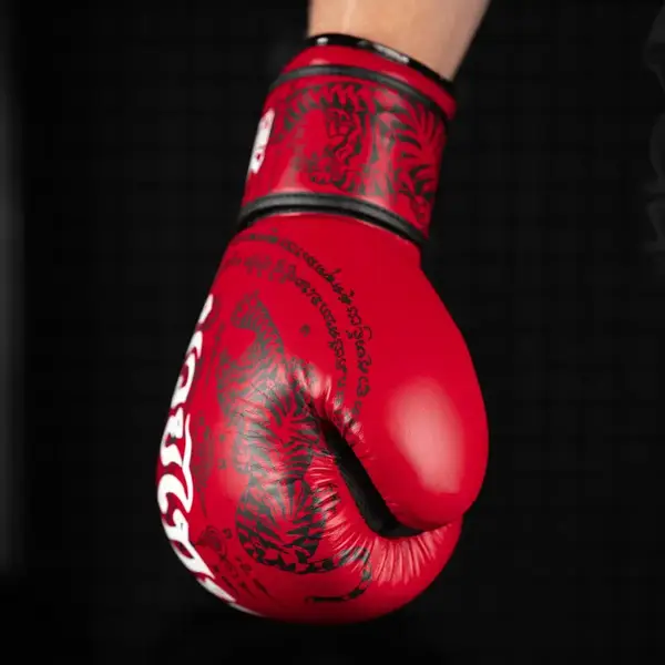Боксерские перчатки Phantom Muay Thai Red 10 унций (бинты в подарок) купить недорого в Украине, фото 7