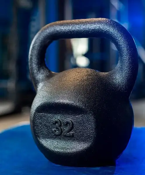 Спортивная чугунная гиря RN-SPORT на 32 кг, черная купить