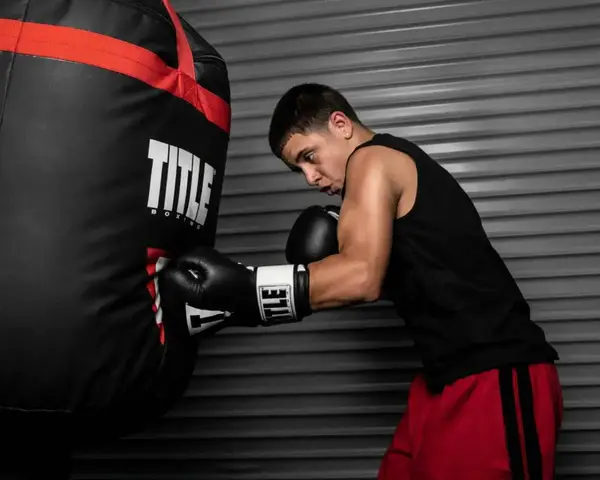 Боксерские перчатки TITLE Premier Leather Black/White L 14 oz (бинты 4м. в комплекте) купить недорого в Украине, фото 5