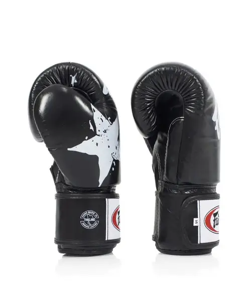 Боксерські рукавиці Fairtex BGV1 Nation Print Black 16 унцій (бинти в комплекті) купити недорого в Україні, фото 4