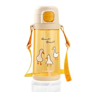 Бутылка для воды CASNO 690 мл KXN-1219 Оранжевая (гуси) с соломинкойTRITAN купить