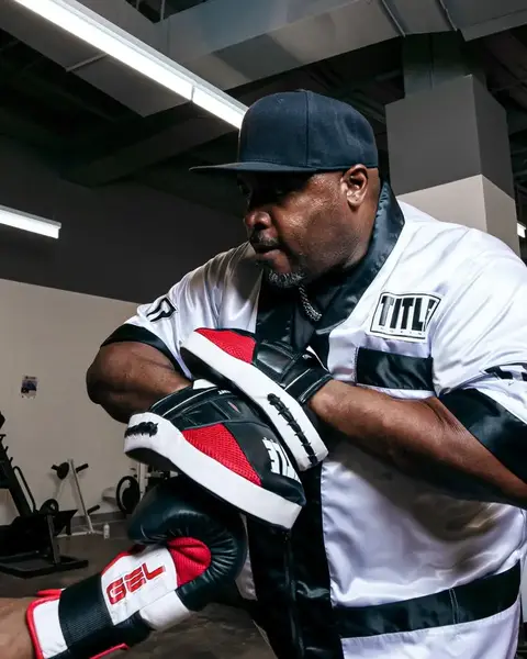 Лапи боксерські TITLE Boxing Aerovent Excel Incredi-Mitts 2.0 Black/Red/White купити недорого в Україні, фото 6