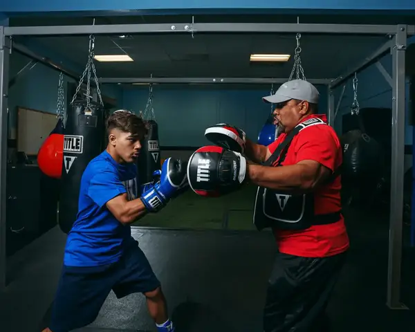 Лапи боксерські TITLE Boxing Aerovent Excel Incredi-Mitts 2.0 Black/Red/White купити недорого в Україні, фото 8