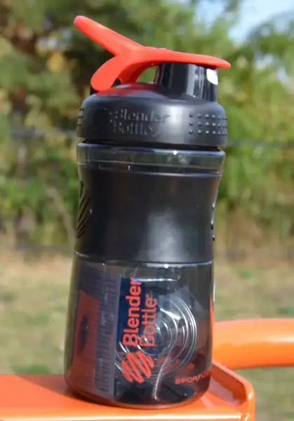 Шейкер спортивный (бутылка) BlenderBottle SportMixer Flip 20oz/590ml Black/Red купить недорого в Украине, фото 3
